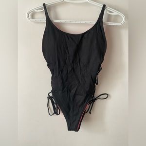 VS one piece black
